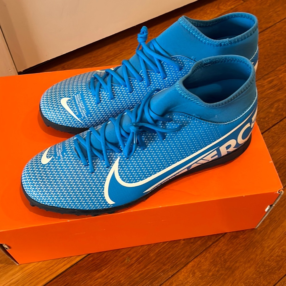 Nike mens 9.5 soccer cleats NEW
